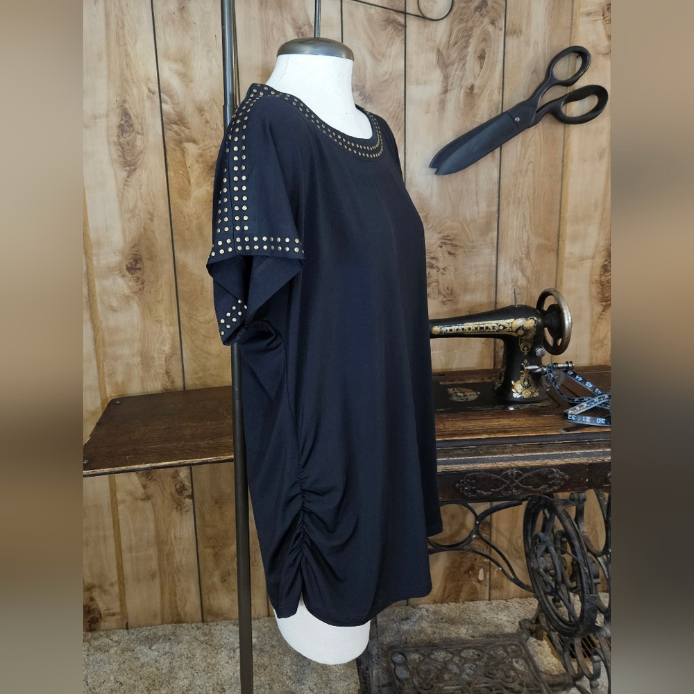 Rivet Border Peplum Sleeve Shirt